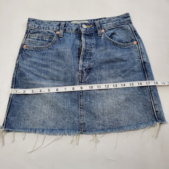 We The Free People Jean Skirt Size 25 Blue Denim Mini  Raw Hem Button Fly - Picture 6 of 7